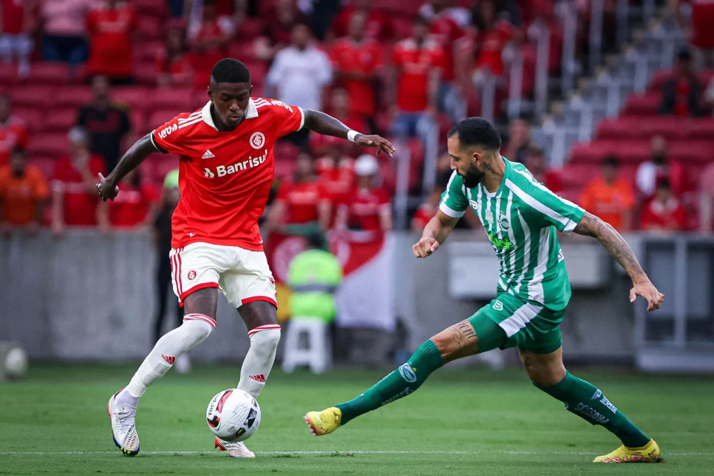 De saída do Inter, Lomba entra no radar de brasileiros